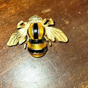 Beautiful honey bee pendant. 14k gold
